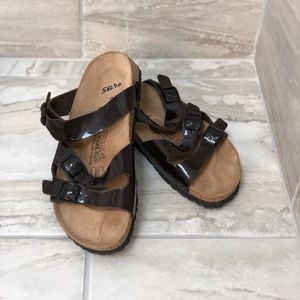 Birkenstock black-brown paten leather sandals.
